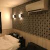 HOTEL Chelsea（チェルシー）(新宿区/ラブホテル)の写真『402号室 室内とエアコン お洒落な壁紙』by ま〜も〜る〜