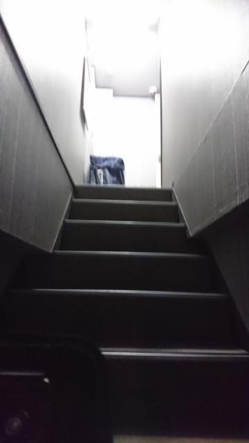 上野レンタルルーム８(エイト)(台東区/ラブホテル)の写真『内部 三階への階段』by momomo