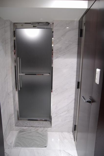 ホテルレイ(豊島区/ラブホテル)の写真『651号室　浴室入口（右の扉はトイレ）』by マーケンワン