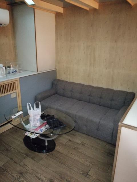 ザ・スターホテル(名古屋市中村区/ラブホテル)の写真『605号室ベッドルームのソファ』by エロスギ紳士