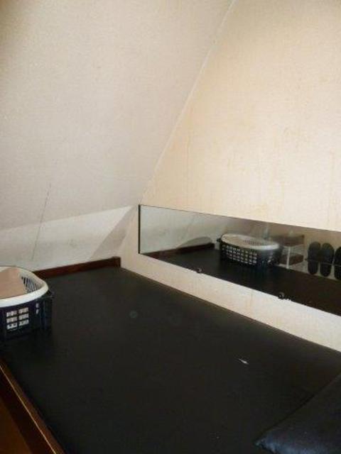 レンタルルーム ビスタ(新宿区/ラブホテル)の写真『7号室（ベッド。脇には鏡。奥行きは斜めになって狭いです）』by 格付屋