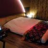 HOTEL GRASSINO URBAN RESORT(立川市/ラブホテル)の写真『402号室　ベッド周り』by 140キロの坊主