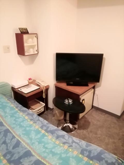 ホテル エスター(横浜市中区/ラブホテル)の写真『306号室利用。テレビや冷蔵庫です。』by キジ