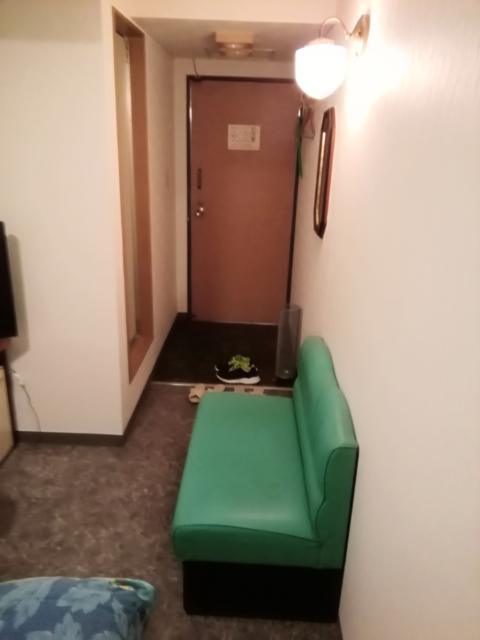 ホテル エスター(横浜市中区/ラブホテル)の写真『306号室利用。応接椅子❔と玄関側。ﾋﾞｼﾞﾎｽﾀｲﾙです。』by キジ