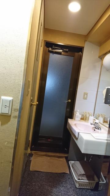 ドルフィン(新宿区/ラブホテル)の写真『203号室 入って真正面にバスルーム。右に洗面所、左はトイレ』by なめろう