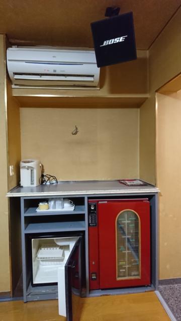 ドルフィン(新宿区/ラブホテル)の写真『203号室 持ち込み用と販売用冷蔵庫、食器類、ポット、エアコン、BOSEのスピーカー！』by なめろう