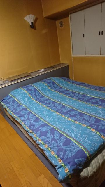 ドルフィン(新宿区/ラブホテル)の写真『203号室 ベッド』by なめろう