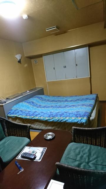 ドルフィン(新宿区/ラブホテル)の写真『203号室 ソファーとベッドの位置関係』by なめろう