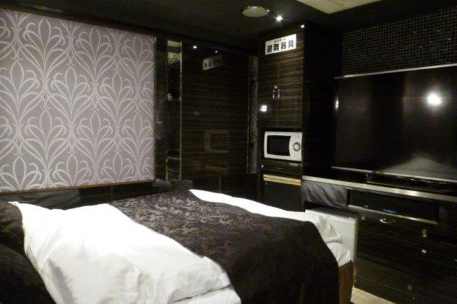 HOTEL Beat WAVE（ビートウェーブ）(渋谷区/ラブホテル)の写真『502号室（入口から部屋奥）』by 格付屋