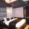 HOTEL Beat WAVE（ビートウェーブ）(渋谷区/ラブホテル)の写真『502号室（入口横から部屋奥）』by 格付屋