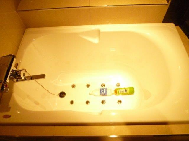 HOTEL Beat WAVE（ビートウェーブ）(渋谷区/ラブホテル)の写真『502号室（浴槽。ペットボトル4本分。狭いです）』by 格付屋