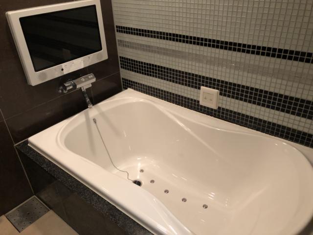 ホテル エリアス(豊島区/ラブホテル)の写真『105号室 浴槽』by りょりょん