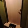 ノアノア(川崎市川崎区/ラブホテル)の写真『203号室利用。玄関。左手に洋服掛け。直ぐに部屋への扉です。』by キジ
