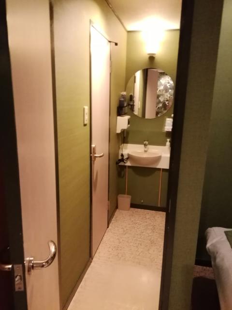 ノアノア(川崎市川崎区/ラブホテル)の写真『203号室利用。部屋に入って左手に細い通路で洗面所。左ﾄｲﾚ、右お風呂。』by キジ