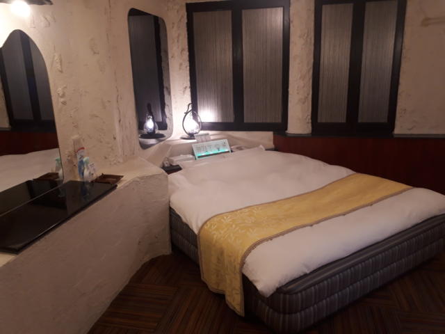 リゾートホテル羽島インター店(羽島市/ラブホテル)の写真『220号室ベッド』by ワンサイド