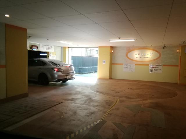 湘南シレーヌ(平塚市/ラブホテル)の写真『208号室利用。駐車場️は立体駐車場で並んでました。ﾏﾘのﾊｲﾙｰﾌは、壁際に寄せて停めました。』by キジ