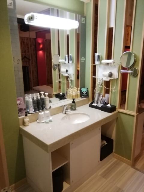 湘南シレーヌ(平塚市/ラブホテル)の写真『208号室利用。洗面所はアメニティ満載で好評価。』by キジ