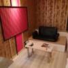 湘南シレーヌ(平塚市/ラブホテル)の写真『208号室利用。畳の台に安いｿﾌｧｰ。この壁紙とｲﾝﾃﾘｱがなってません。』by キジ