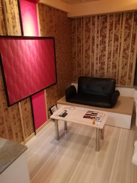 湘南シレーヌ(平塚市/ラブホテル)の写真『208号室利用。畳の台に安いｿﾌｧｰ。この壁紙とｲﾝﾃﾘｱがなってません。』by キジ