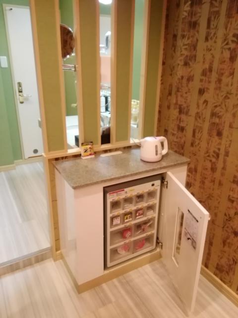 湘南シレーヌ(平塚市/ラブホテル)の写真『208号室利用。ﾃｨﾌｧｰﾙは良いのだけど、下はコンビニBOXで、無料冷蔵庫が無い❗あり得ない❗』by キジ