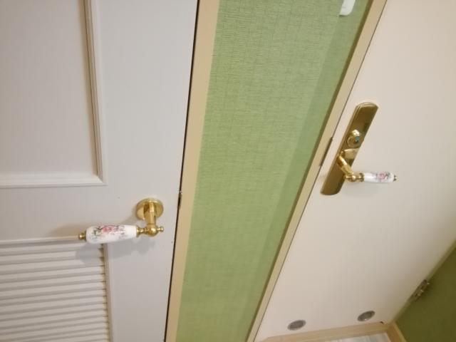 湘南シレーヌ(平塚市/ラブホテル)の写真『208号室利用。部屋の取手は陶器のﾏｲｾﾝ風なのですが。』by キジ
