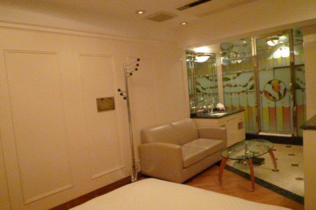 HOTEL TIFFARD（ティファード）(新宿区/ラブホテル)の写真『213号室（入口横から部屋奥）』by 格付屋
