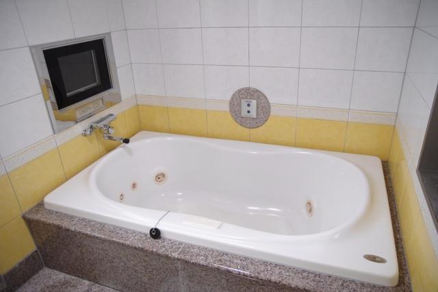 アミー(豊島区/ラブホテル)の写真『514号室　テレビ＆ジェットバス付き浴槽』by マーケンワン