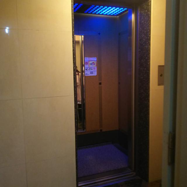 マナ・ハウス(蕨市/ラブホテル)の写真『一階エレベータ全景(ドア開)』by ルーリー９nine