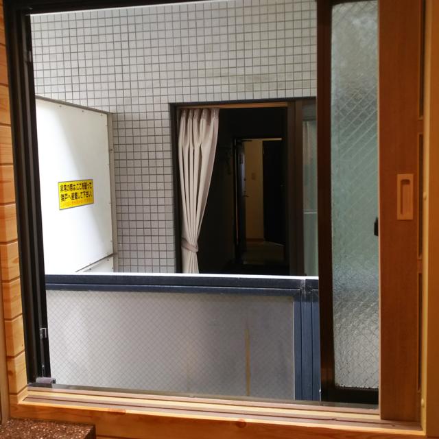 マナ・ハウス(蕨市/ラブホテル)の写真『407号室  窓からの風景(隣接建物)』by ルーリー９nine