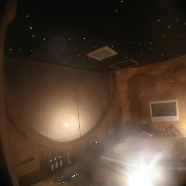 マナ・ハウス(蕨市/ラブホテル)の写真『407号室  浴室壁面鏡、天井、浴槽の配置概観』by ルーリー９nine