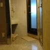 ドルフィン(新宿区/ラブホテル)の写真『302号室 玄関から。右の扉がトイレ、正面右がバスルーム、左が洗面所、左に入ると室内。』by なめろう
