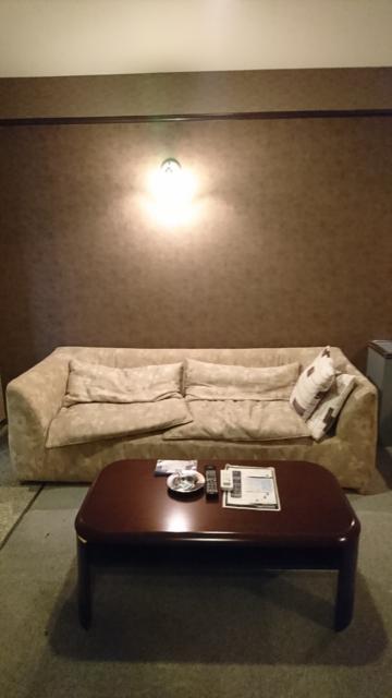 ドルフィン(新宿区/ラブホテル)の写真『302号室 部屋に入ってすぐのソファーとテーブル』by なめろう