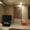 ドルフィン(新宿区/ラブホテル)の写真『302号室 ソファーに座って見た景色。左にテレビ、天井にはこの部屋にもスピーカーが2つ…』by なめろう