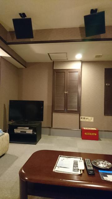 ドルフィン(新宿区/ラブホテル)の写真『302号室 ソファーに座って見た景色。左にテレビ、天井にはこの部屋にもスピーカーが2つ…』by なめろう