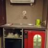 ドルフィン(新宿区/ラブホテル)の写真『302号室 ソファーから見て右手の壁に持ち込み用と販売用の冷蔵庫。食器類、上にエアコン』by なめろう