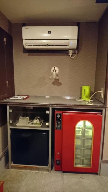 ドルフィン(新宿区/ラブホテル)の写真『302号室 ソファーから見て右手の壁に持ち込み用と販売用の冷蔵庫。食器類、上にエアコン』by なめろう