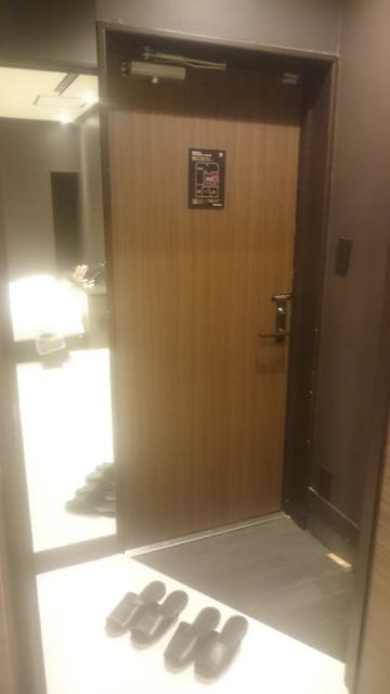 HOTEL CREST 平井（クレスト）(江戸川区/ラブホテル)の写真『202号室　玄関風景（左に等身大の姿見）』by YOSA69