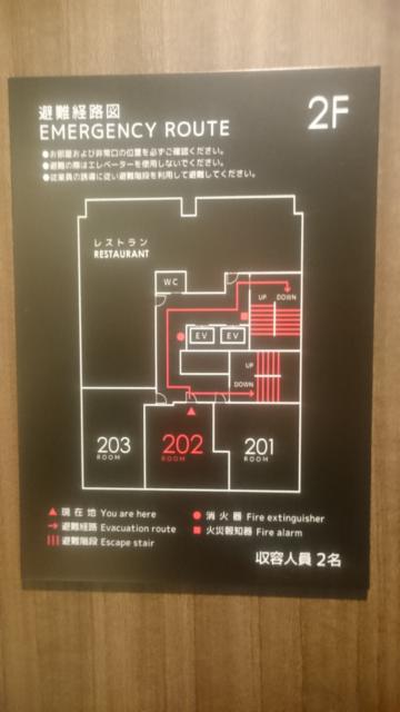 HOTEL CREST 平井（クレスト）(江戸川区/ラブホテル)の写真『202号室　玄関扉に貼られた避難経路図（2階は３部屋とレストラン、避難階段は東西に２か所）』by YOSA69