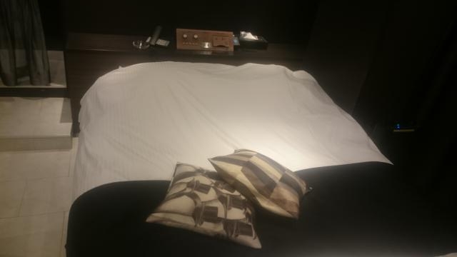 HOTEL CREST 平井（クレスト）(江戸川区/ラブホテル)の写真『202号室　ベッド全景（幅160cmのクイーンサイズ）』by YOSA69