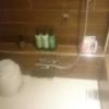 HOTEL CREST 平井（クレスト）(江戸川区/ラブホテル)の写真『202号室　バスルーム内の洗い場、シャワーと備品・アメニティ類』by YOSA69