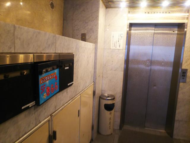 レンタルルームきらら(台東区/ラブホテル)の写真『エレベーターホール．ポストの青い看板がレンタルルームのものです．』by Kenny