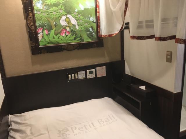 PetitBALI(プティバリ) 池袋(豊島区/ラブホテル)の写真『403号室 ベッド 頭部分周り』by 林 寅之助