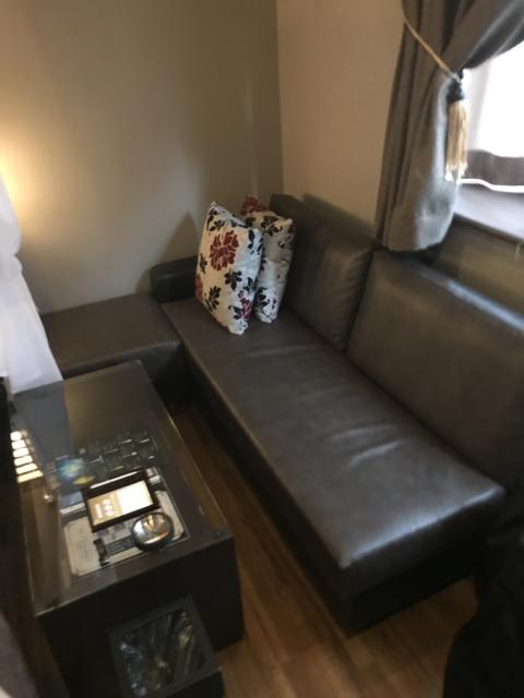 ホテルバリアンリゾート東新宿店(新宿区/ラブホテル)の写真『445号室 ベッド横のソファ 硬めでファブリックじゃないので座位は安定します(￣▽￣)』by ずんどこ