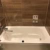 ホテルバリアンリゾート東新宿店(新宿区/ラブホテル)の写真『445号室 バスタブは二人で入るのにはちょうどいいです。ジェットバスと備品の入浴剤とでバブルバスにできますよ。シャワーの水圧も十分です。』by ずんどこ