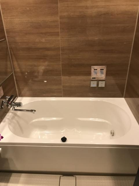 ホテルバリアンリゾート東新宿店(新宿区/ラブホテル)の写真『445号室 バスタブは二人で入るのにはちょうどいいです。ジェットバスと備品の入浴剤とでバブルバスにできますよ。シャワーの水圧も十分です。』by ずんどこ