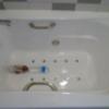 ホテル ティファナイン(横浜市南区/ラブホテル)の写真『503号室（浴槽。ペットボトル4.5本分。片側台形ですが二人で入るのはちょっときつめ）』by 格付屋