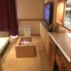 Dispa Resort(ディスパリゾート)(横浜市中区/ラブホテル)の写真『(503号室)部屋1。大きなテレビとテーブル。奥に空気清浄機。』by こーめー