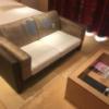 Dispa Resort(ディスパリゾート)(横浜市中区/ラブホテル)の写真『(503号室)ソファー。ちょっと背もたれの部分ハゲてますね。ベッドと近くてベッドプレイの時に狭く感じました。』by こーめー