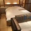 Dispa Resort(ディスパリゾート)(横浜市中区/ラブホテル)の写真『(503号室)ベッドとソファー。ベッドは綺麗でした。枕は４つ。』by こーめー