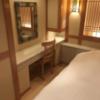 Dispa Resort(ディスパリゾート)(横浜市中区/ラブホテル)の写真『(503号室)ベッド横のスペース。荷物置いたり座ったりとなかなかのスペースありました。』by こーめー